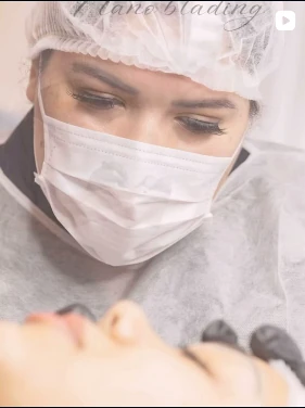 眉毛の施術に集中するPriscila